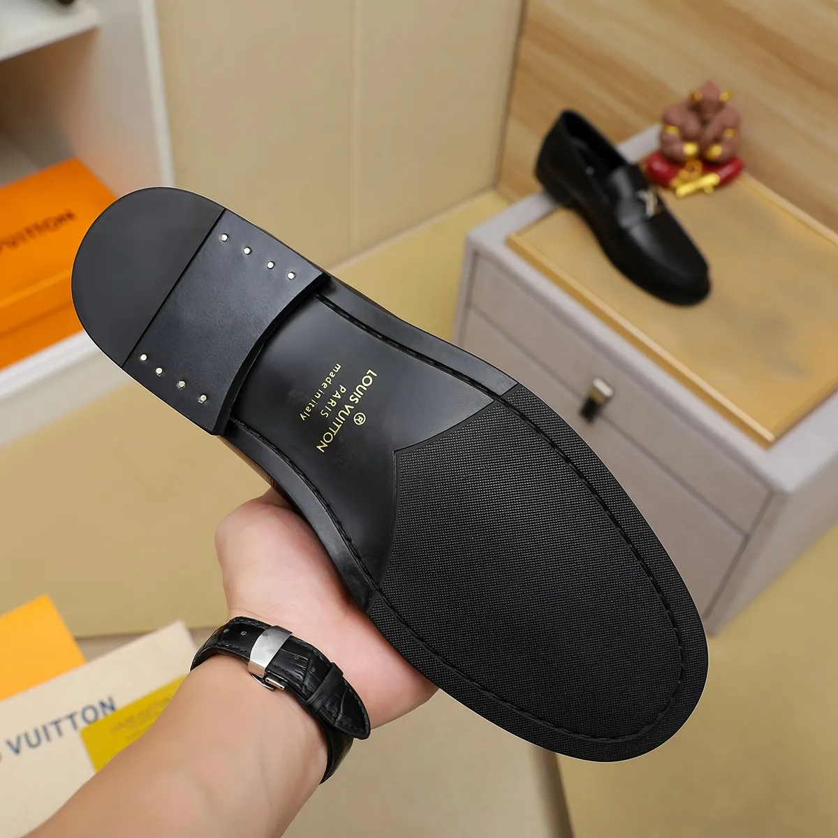 Men's shoes 460 💰 Louis Vuitton LV ® 🆕 model 🔛 full shoe counter, first layer cowhide, 🐂leather lining casual shoes for men, super soft outsole, a must-have for driving. Synchronized with the counter, original first layer cowhide, completely 1:1 mold customization 🌹 top version, color optional! Number: 38-44 (45.46 customized)